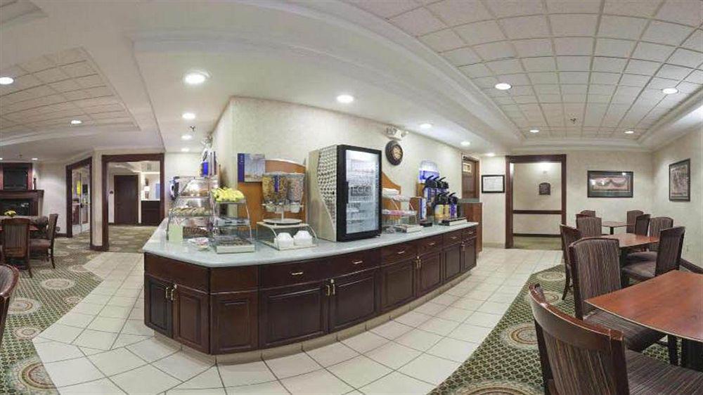 Hotel Express & Suites-st. Paul By Ihg 2*