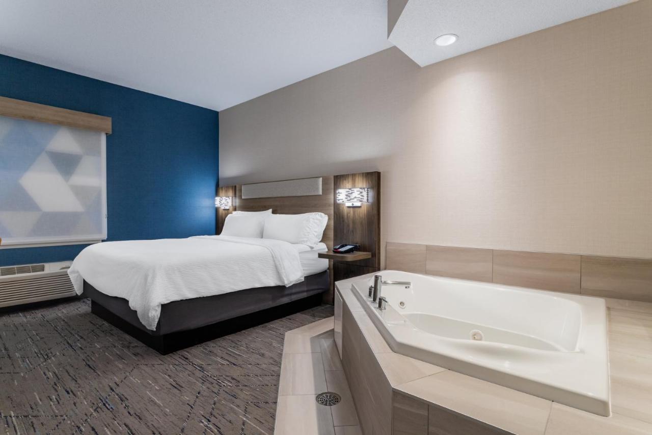Hotel Express & Suites-st. Paul By Ihg 2*