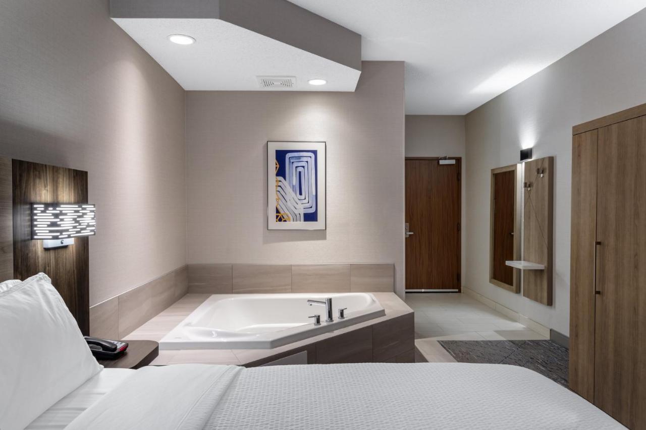 Hotel Express & Suites-st. Paul By Ihg 2*