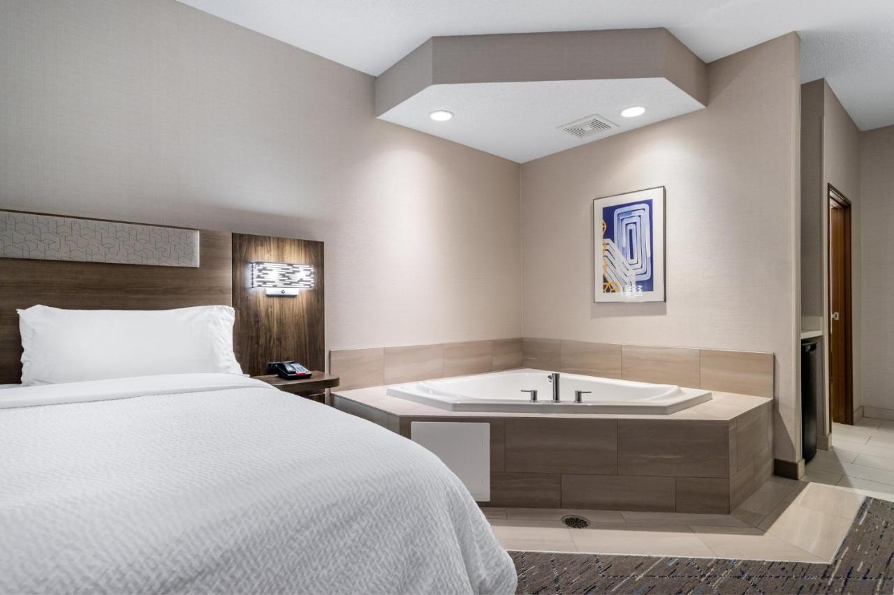 Hotel Express & Suites-st. Paul By Ihg
