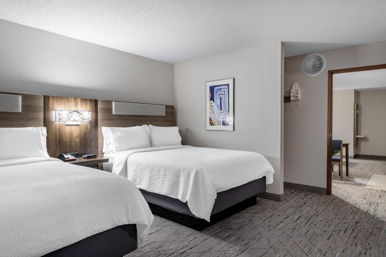 Hotel Express & Suites-st. Paul By Ihg