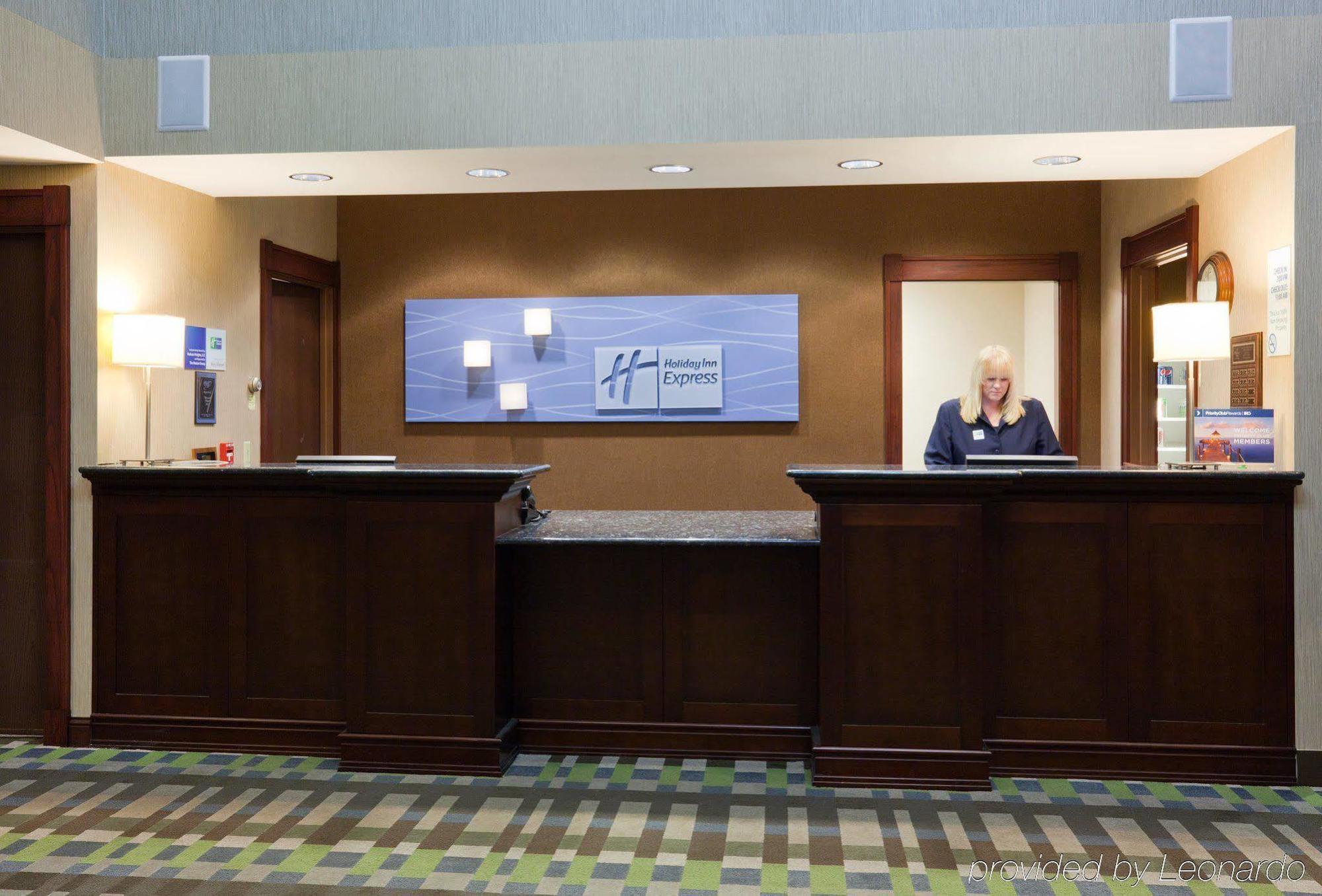 Hotel Express & Suites-st. Paul By Ihg 2*