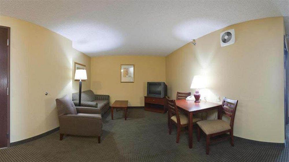 Hotel Express & Suites-st. Paul By Ihg