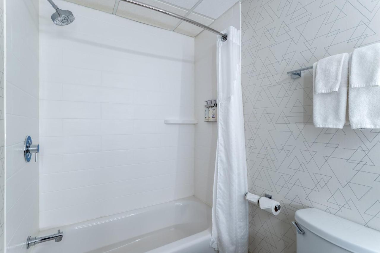 Hotel Express & Suites-st. Paul By Ihg 2*