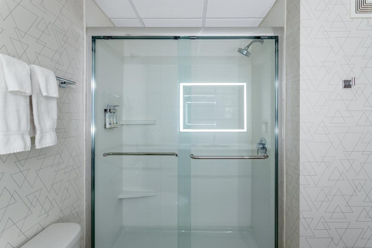 Hotel Express & Suites-st. Paul By Ihg 2*