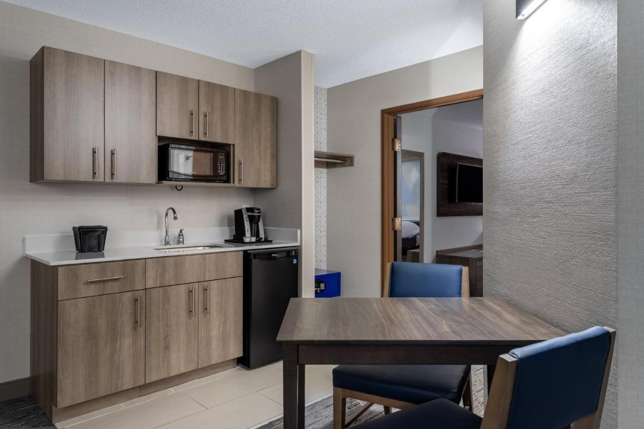 Express & Suites-st. Paul By Ihg Vadnais Heights