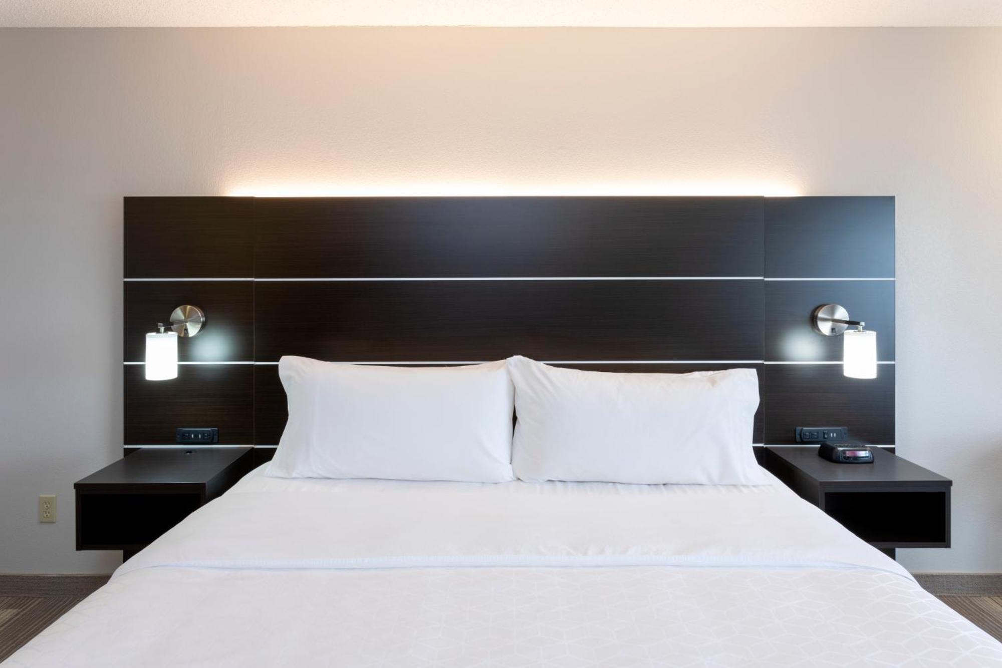 Express & Suites-st. Paul By Ihg