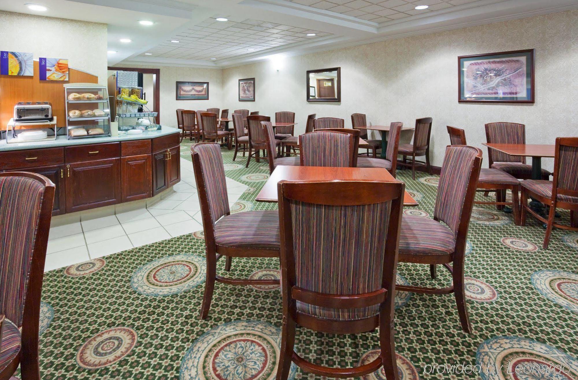 Hotel Express & Suites-st. Paul By Ihg 2*