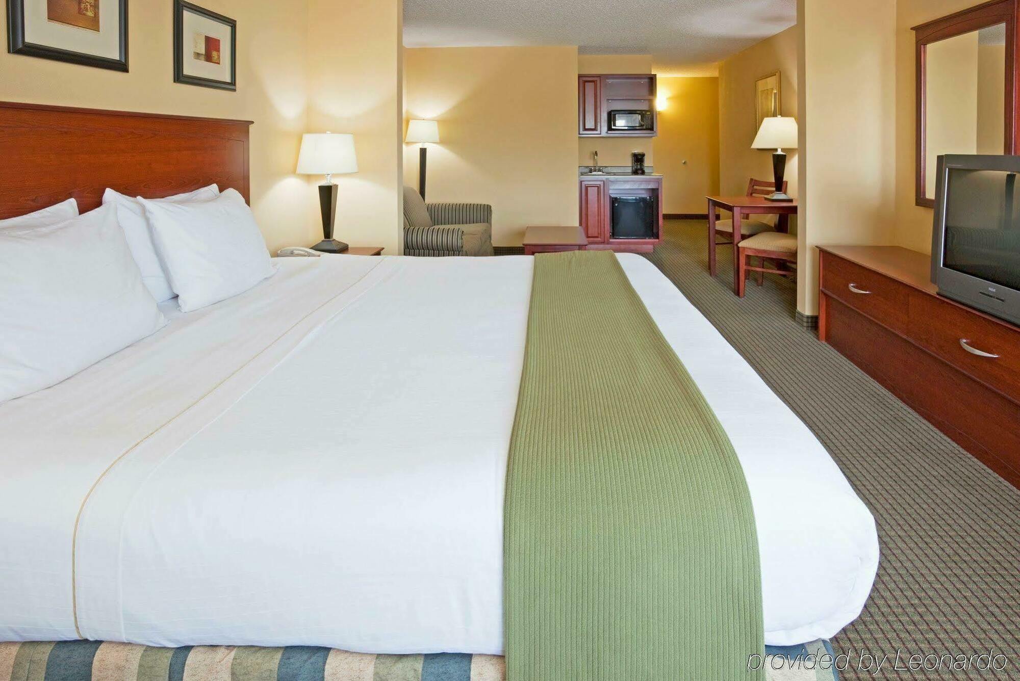 Express & Suites-st. Paul By Ihg Hotel 2*